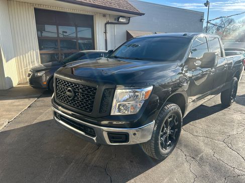 Used 2018 Nissan Titan SV w/ SV Convenience Package image 3