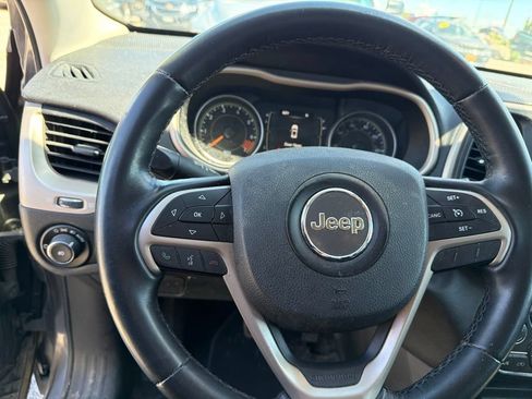 Used 2015 Jeep Cherokee Latitude AWD/4WD image 12