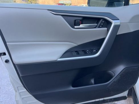 Used 2021 Toyota RAV4 XLE Premium image 20