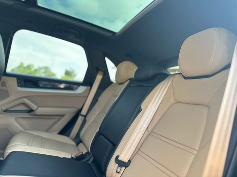 Used 2024 Porsche Cayenne w/ Premium Package AWD/4WD image 17