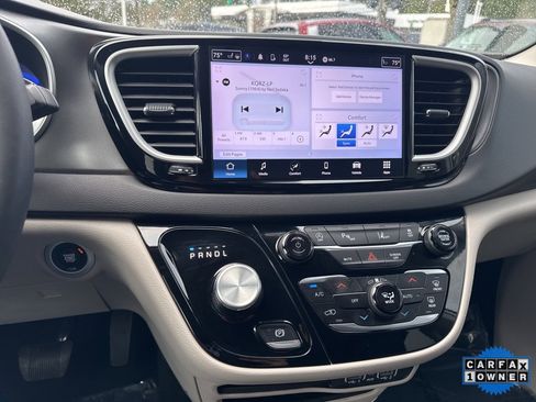 Used 2024 Chrysler Pacifica Touring-L image 24