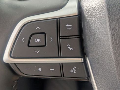 Used 2024 Toyota Highlander XLE AWD/4WD image 16