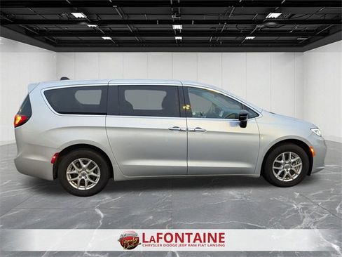 Used 2024 Chrysler Pacifica Touring-L image 6
