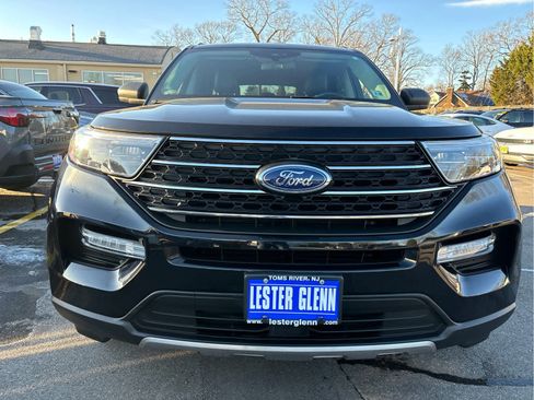 Used 2023 Ford Explorer XLT w/ Equipment Group 202A image 3