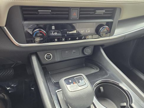 Used 2023 Nissan Rogue SV FWD image 24