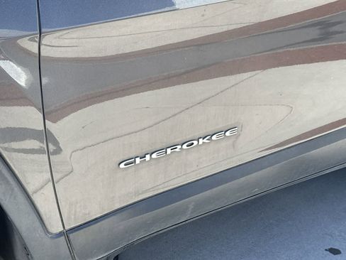 Used 2019 Jeep Cherokee Latitude Plus w/ Comfort/Convenience Group AWD/4WD image 9