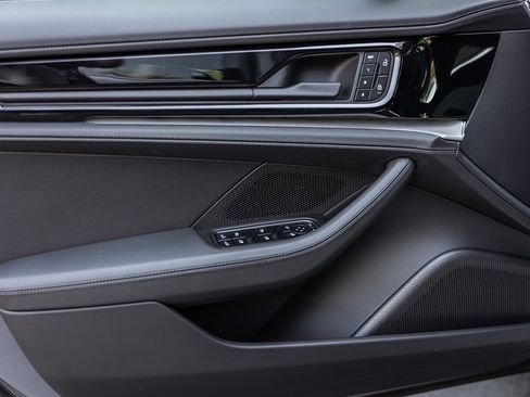 Used 2025 Porsche Panamera image 17