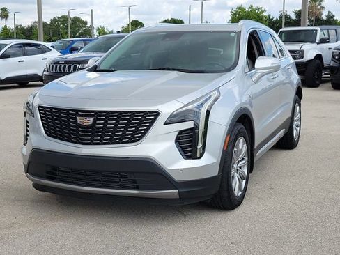 Used 2022 Cadillac XT4 Premium Luxury w/ Technology Package FWD image 3