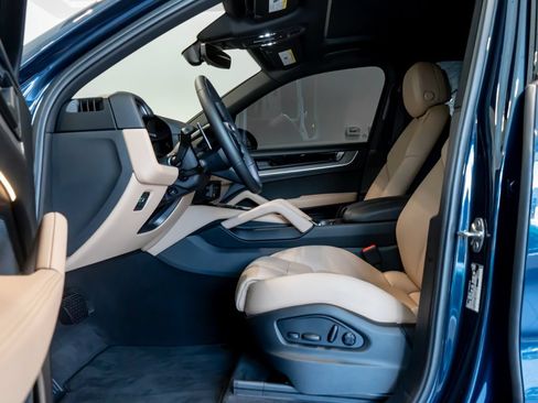 Certified 2025 Porsche Cayenne AWD/4WD image 5