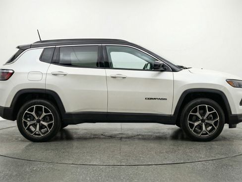 Used 2025 Jeep Compass Limited image 11