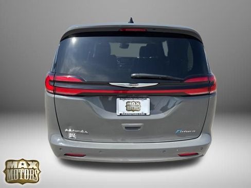 Used 2023 Chrysler Pacifica Touring-L FWD image 5