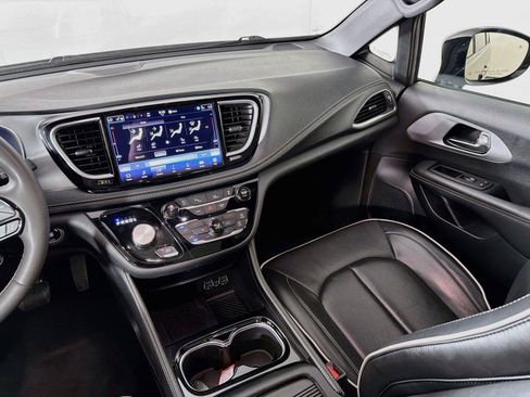 Used 2025 Chrysler Pacifica Limited FWD image 28