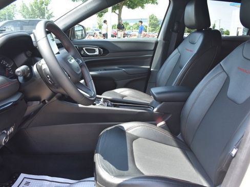 Used 2025 Jeep Compass Trailhawk AWD/4WD image 16