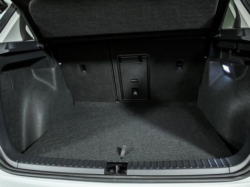 Used 2025 Volkswagen Taos SE w/ Panoramic Sunroof Package image 9