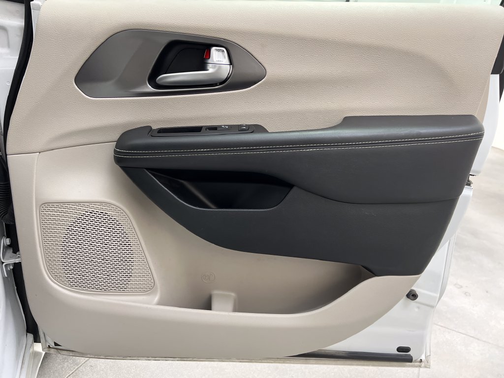 Used 2024 Chrysler Pacifica Touring-L FWD image 37