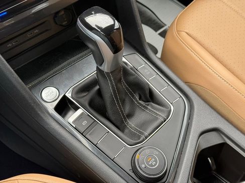 Used 2022 Volkswagen Tiguan SE image 41