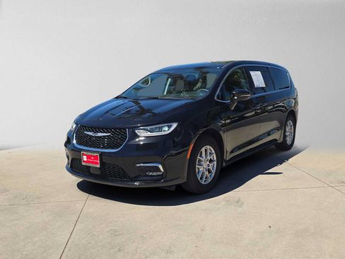 Used 2024 Chrysler Pacifica Touring-L FWD image 7