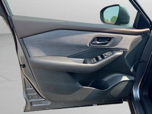 Used 2023 Nissan Rogue S image 8