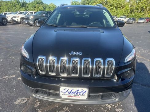Used 2017 Jeep Cherokee Latitude w/ Cold Weather Group FWD image 7