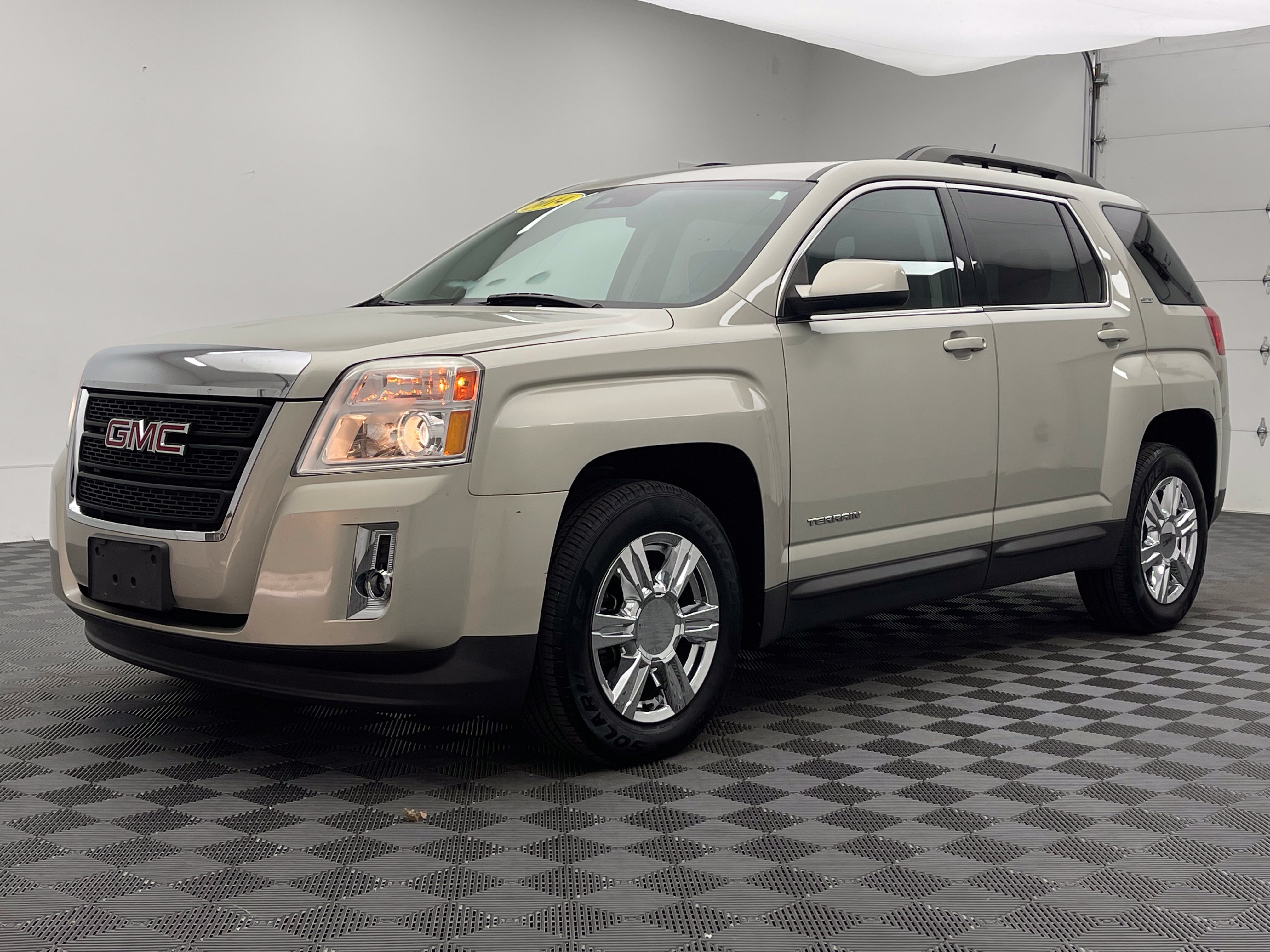 Used 2014 GMC Terrain SLT w/ Safety Package FWD image 2