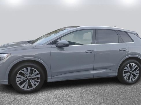 Used 2025 Audi Q4 e-tron Premium image 3