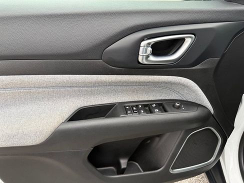 Used 2024 Jeep Compass Latitude image 10