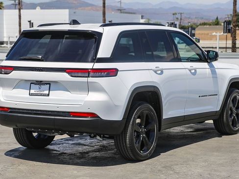 New 2025 Jeep Grand Cherokee Altitude image 9