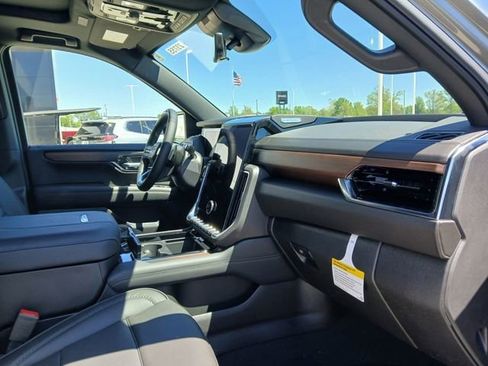 New 2026 GMC Yukon Denali w/ Denali Reserve Package AWD/4WD image 17
