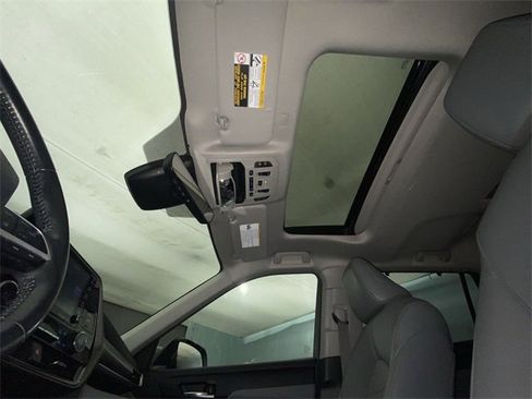 Used 2022 Toyota Highlander XLE image 22