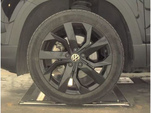 Used 2022 Volkswagen Taos SE w/ Panoramic Sunroof Package image 26