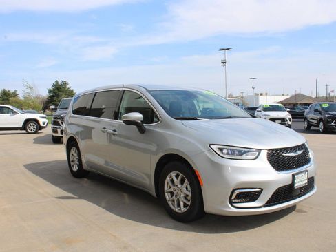 Certified 2023 Chrysler Pacifica Touring-L FWD image 4