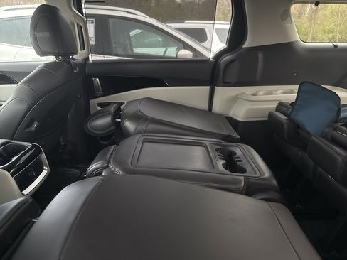 Used 2022 Kia Carnival EX image 9