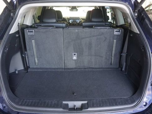 Used 2025 Toyota Highlander XLE FWD image 17