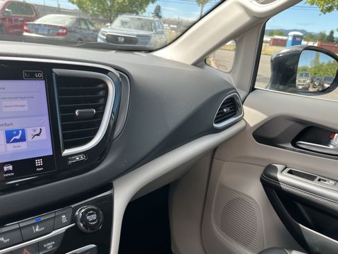 Used 2024 Chrysler Pacifica Touring-L FWD image 24