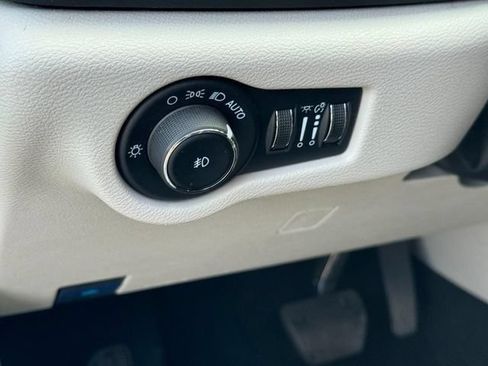 Used 2024 Chrysler Pacifica Touring-L FWD image 23