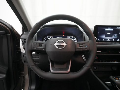 Certified 2025 Nissan Rogue SV image 4
