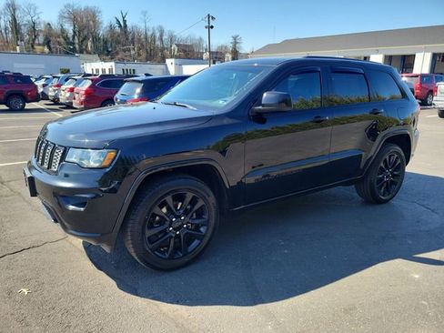 Used 2018 Jeep Grand Cherokee Altitude image 3