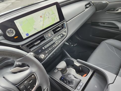 Used 2025 Lexus ES 300h Ultra Luxury w/ Accessory Package (Z2) image 34