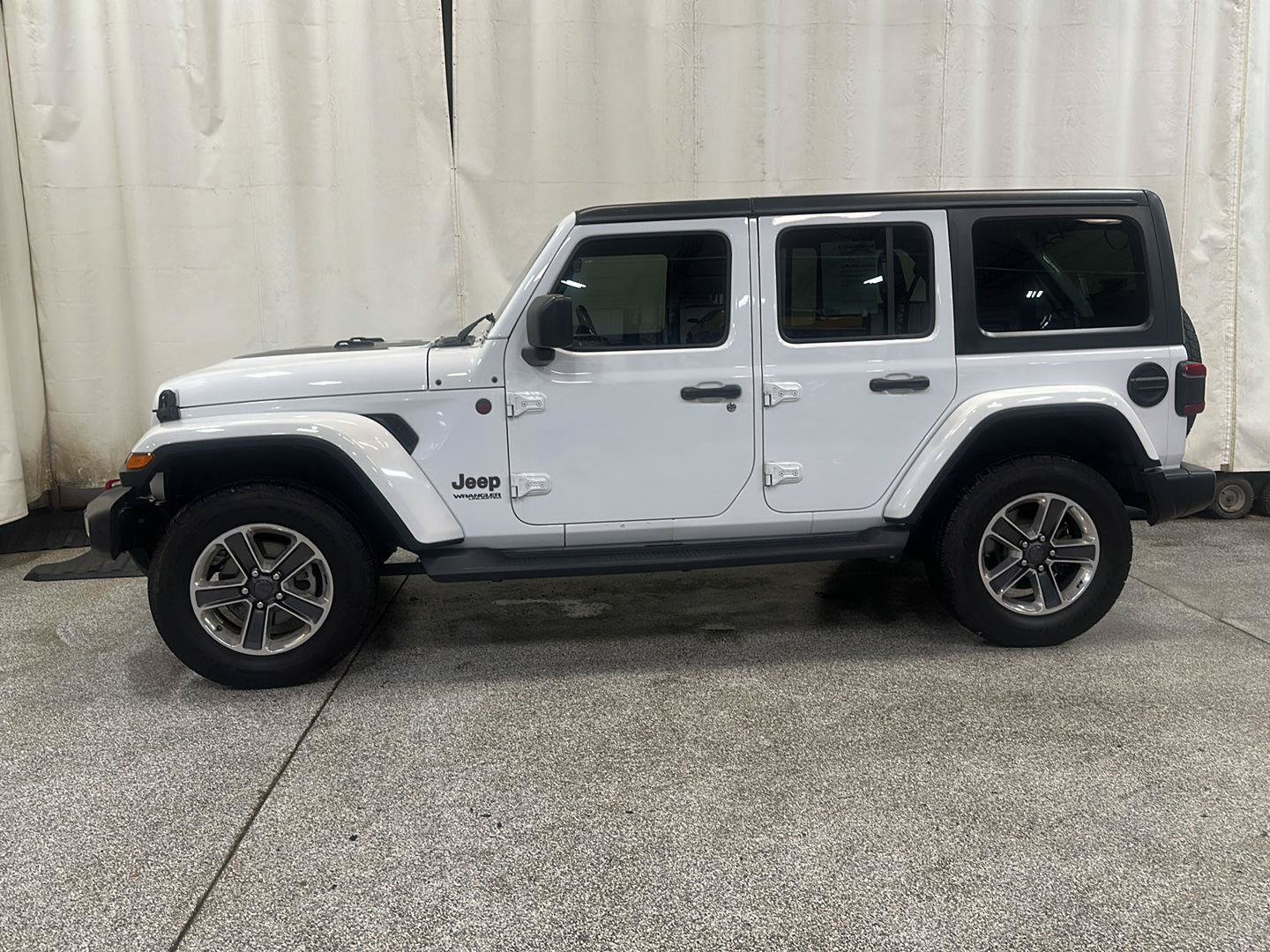 Used 2018 Jeep Wrangler Unlimited Sahara w/ Cold Weather Group AWD/4WD image 2