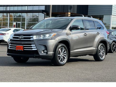 Used 2017 Toyota Highlander XLE image 10