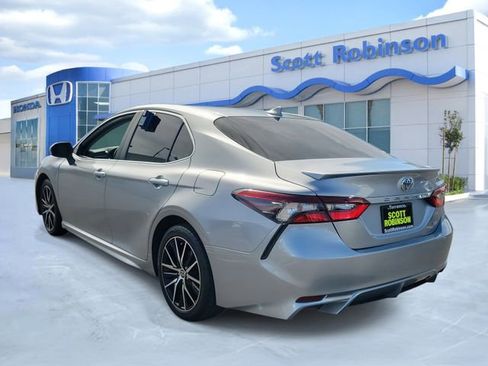 Used 2021 Toyota Camry SE image 3