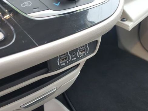 Certified 2024 Chrysler Pacifica Touring-L image 15