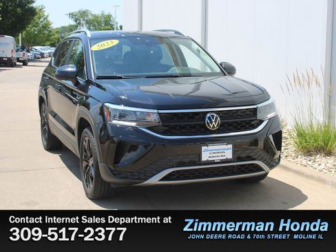 Used 2023 Volkswagen Taos SE w/ Panoramic Sunroof Package AWD/4WD image 3