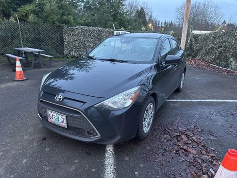 Used 2019 Toyota Yaris L image 3