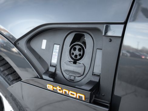 Used 2019 Audi e-tron Prestige w/ Prestige Package image 35