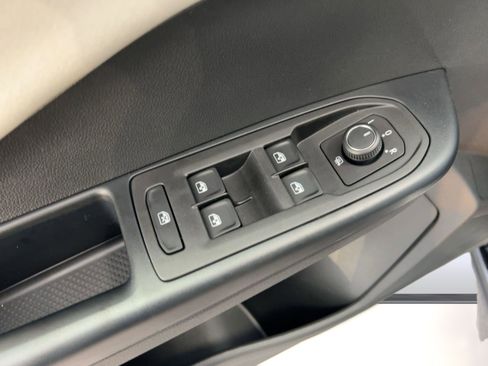 New 2026 Volkswagen Taos SE image 13