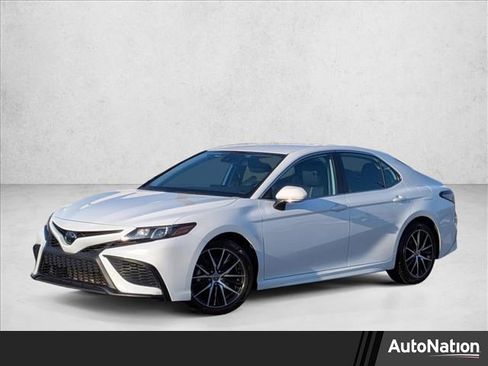 Used 2023 Toyota Camry SE image 1