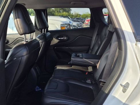 Used 2019 Jeep Cherokee Trailhawk AWD/4WD image 5