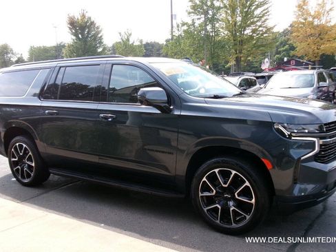 Used 2021 Chevrolet Suburban RST w/ Luxury Package AWD/4WD image 2