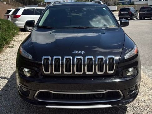 Used 2017 Jeep Cherokee Overland w/ Technology Group FWD image 4